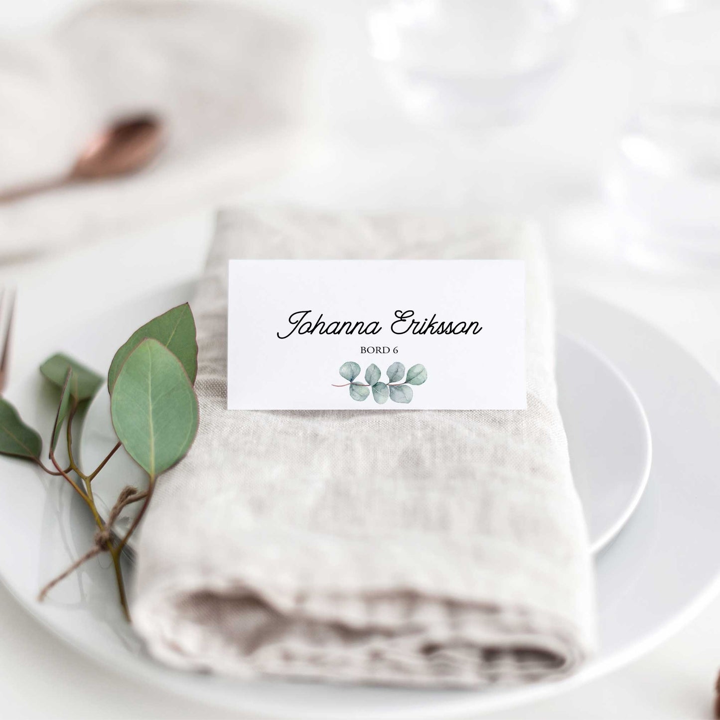 Vikta placeringskort till bröllop – Eucalyptus Elegant – Tryckt kort med namn för dukning BR005