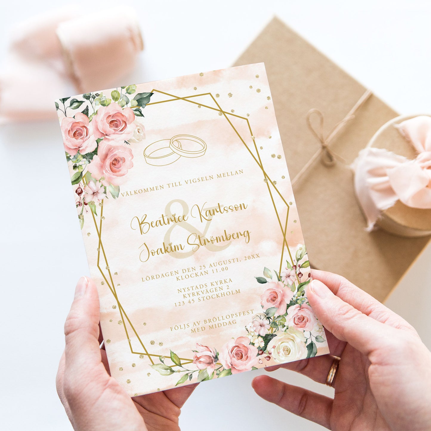 Romantisk bröllopsinbjudan – Rosa & Vita Blommor m gulddetaljer – BR013
