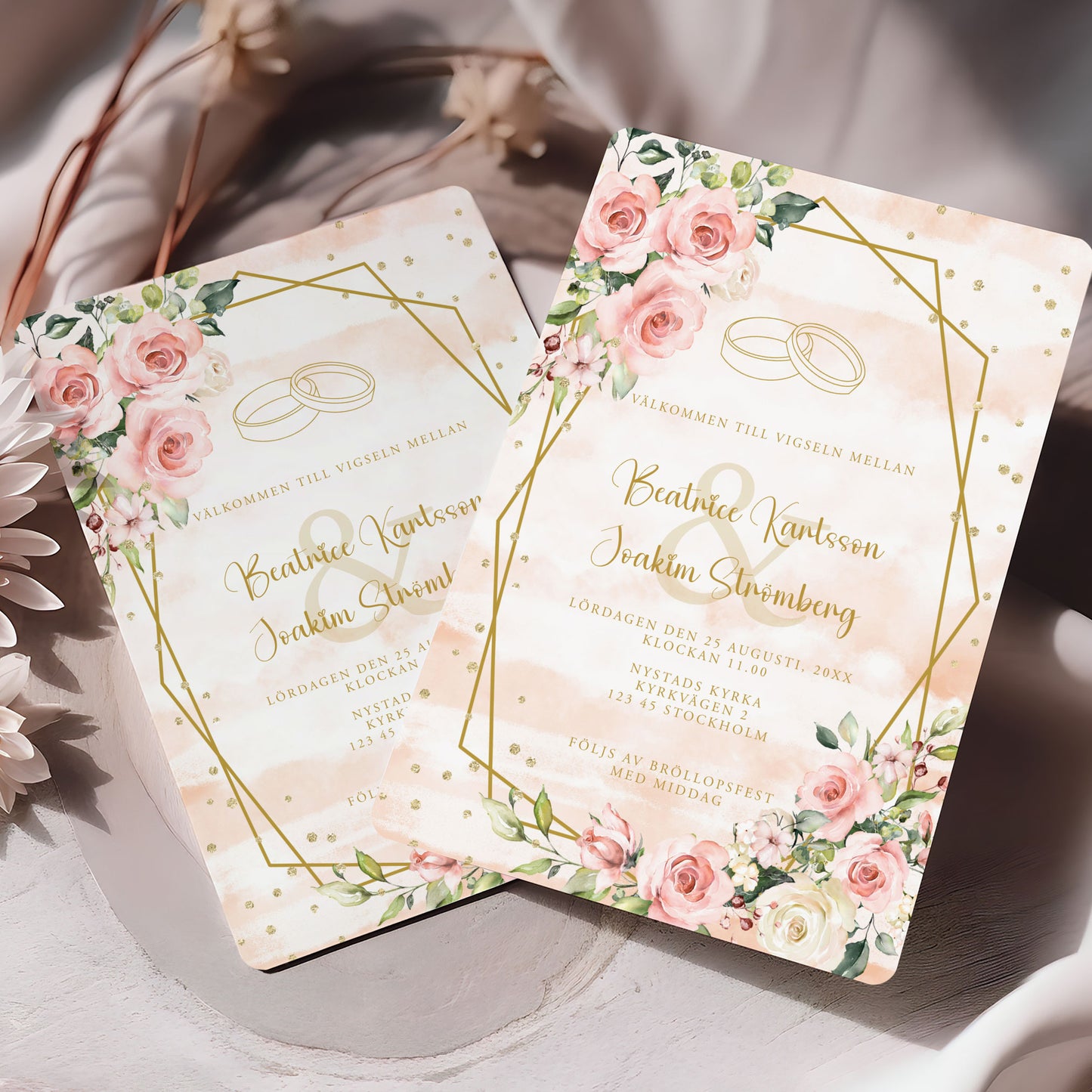 Romantisk bröllopsinbjudan – Rosa & Vita Blommor m gulddetaljer – BR013